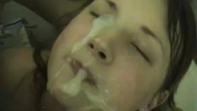 Brunette baise un film de porno français chauve sur le sol