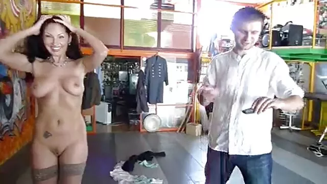 Emily aux gros film porno streaming français seins joue bien le jeu