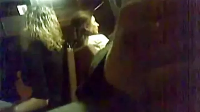 Blonde regarde son amie adolescente baiser son petit ami cougar française cochonne