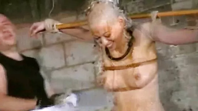 La petite film allemand porno brune Melissa aime une grosse bite dans sa chatte serrée